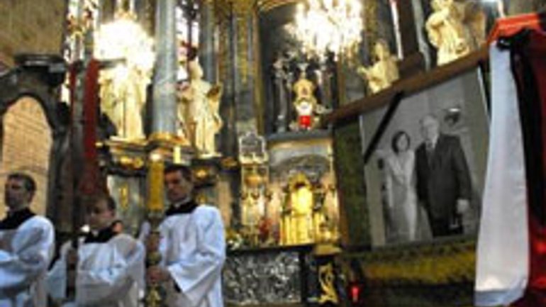 В Львовских храмах состоялись поминальные богослужения по жертвам авиакатастрофы под Смоленском - фото 1