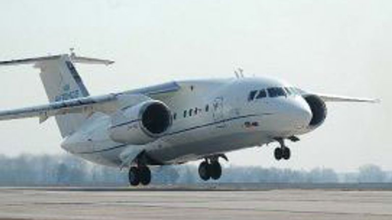 Освящен первый серийный самолет украинского производства АН-148 - фото 1