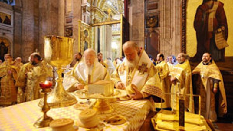 Делегация епископов УПЦ сослужила с Патриархами Константинопольским и Московским - фото 1