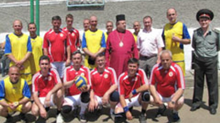 Вперше священики й засуджені на Прикарпатті зіграли волейбольний матч - фото 1