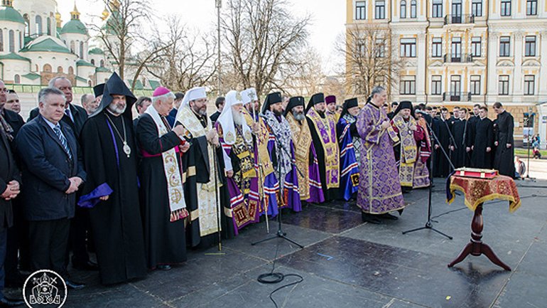 Prayer service for peace in Ukraine held at Sofia square in Kyiv. And in many Ukrainian cities - фото 1