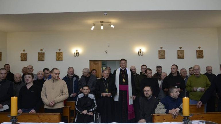 Apostolic nuncio shares festive dinner with homeless people in Lviv - фото 1