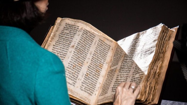 В Нью-Йорке продали самую старую в мире Библию на иврите за $38 млн - фото 1